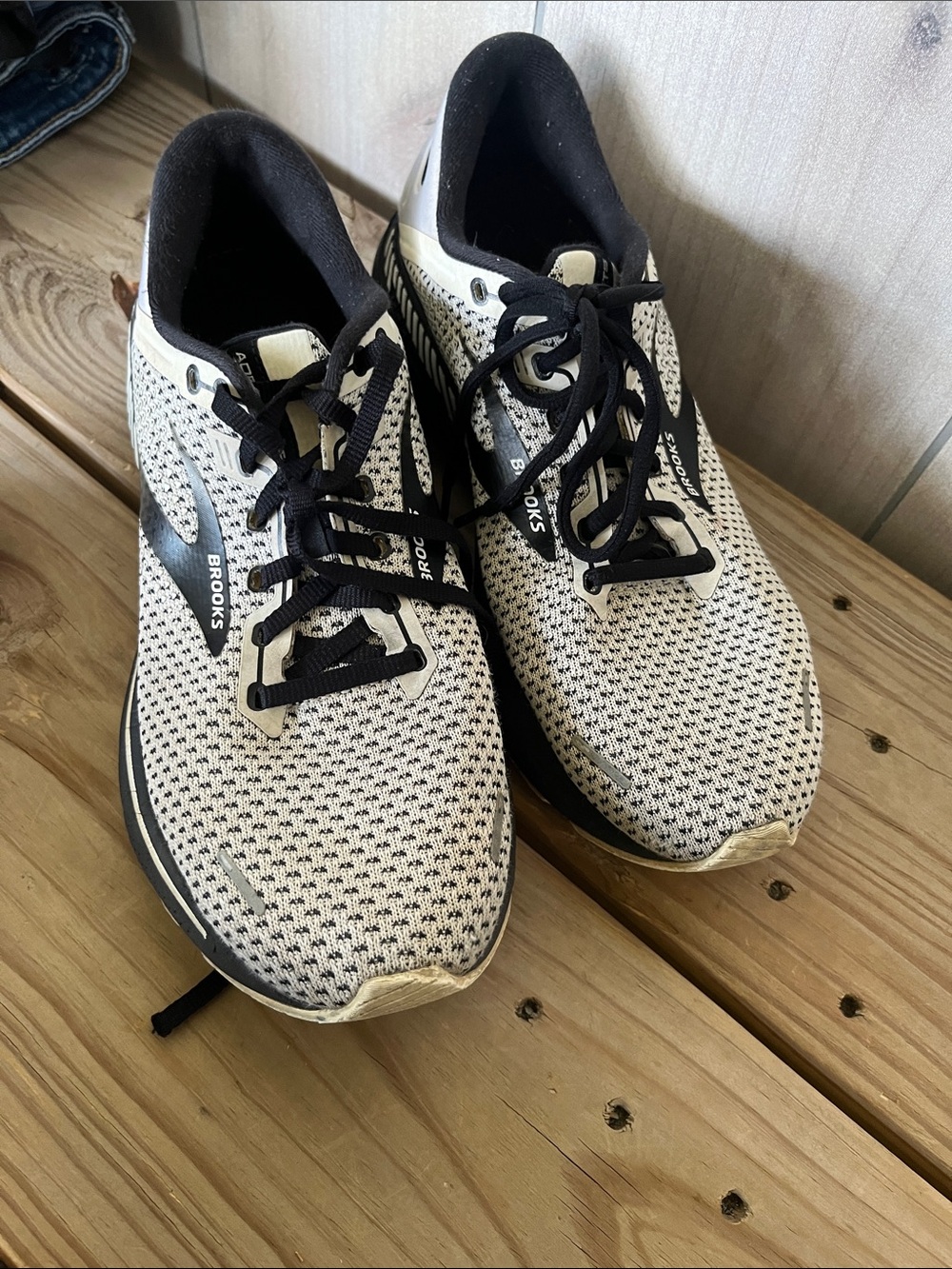 Brooks Men's White and Black Athletic Running Shoes